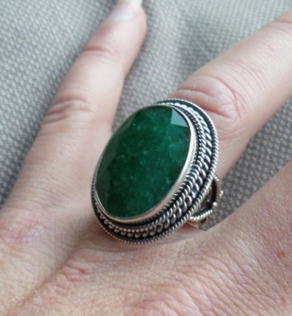 Zilveren ring gezet met Emerald in bewerkte setting 17 mm